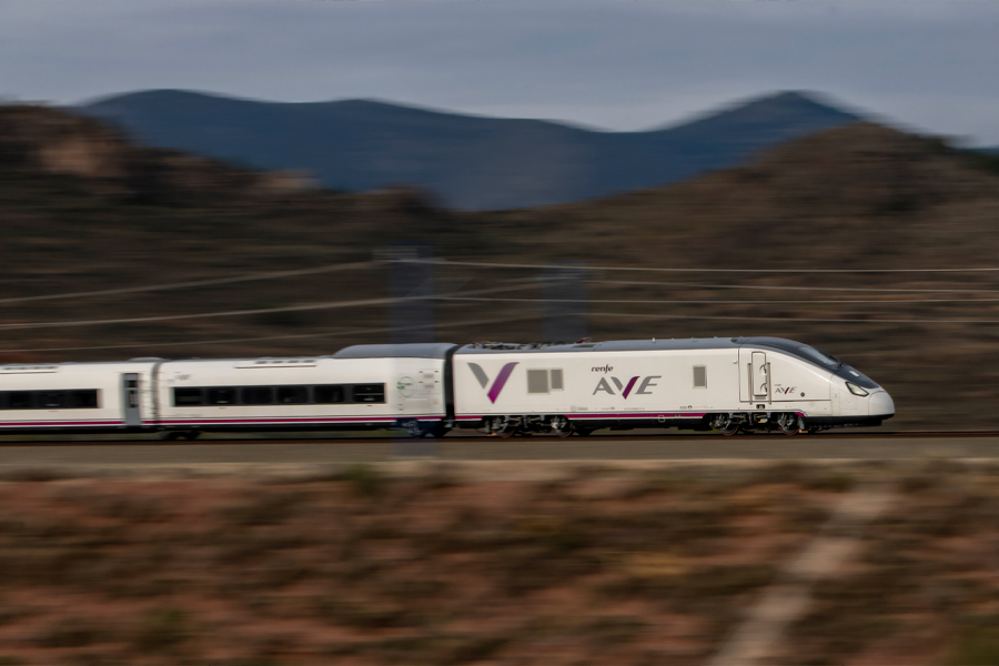 Tren S106 de Renfe circulando por LAV